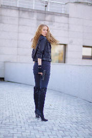Marta Kulakova, gun play <a href='https://www.romantikov.info/?p=albums&set=martha_mdm_1&image=14270285019'>⛶</a>