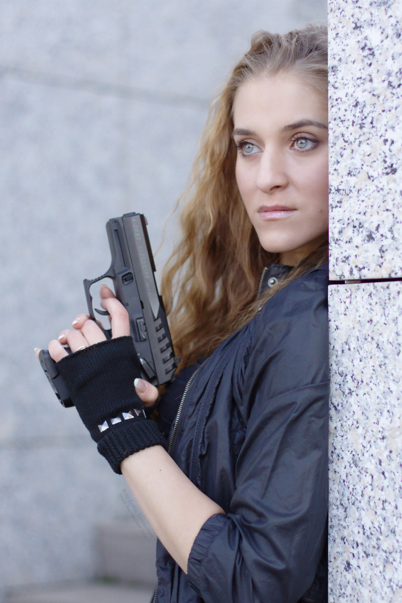 Marta Kulakova, gun play
