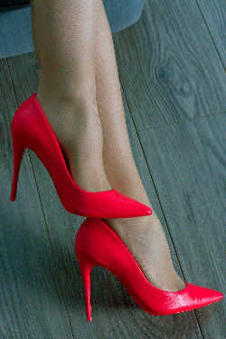 Can you guess a model by these beautiful feet? :) <a href='/?p=albums&gallery=fetish&image=40515967621'>⛶</a>