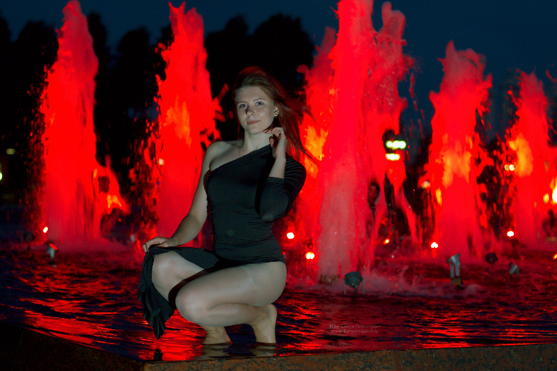 Moscow night fountain dancer