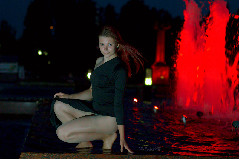 Moscow night fountain dancer