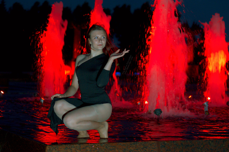 Moscow night fountain dancer