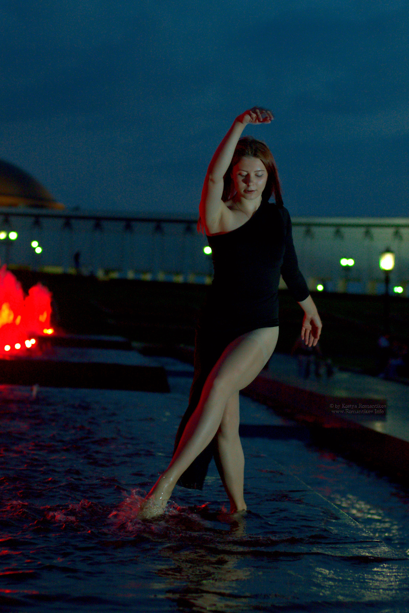 Moscow night fountain dancer