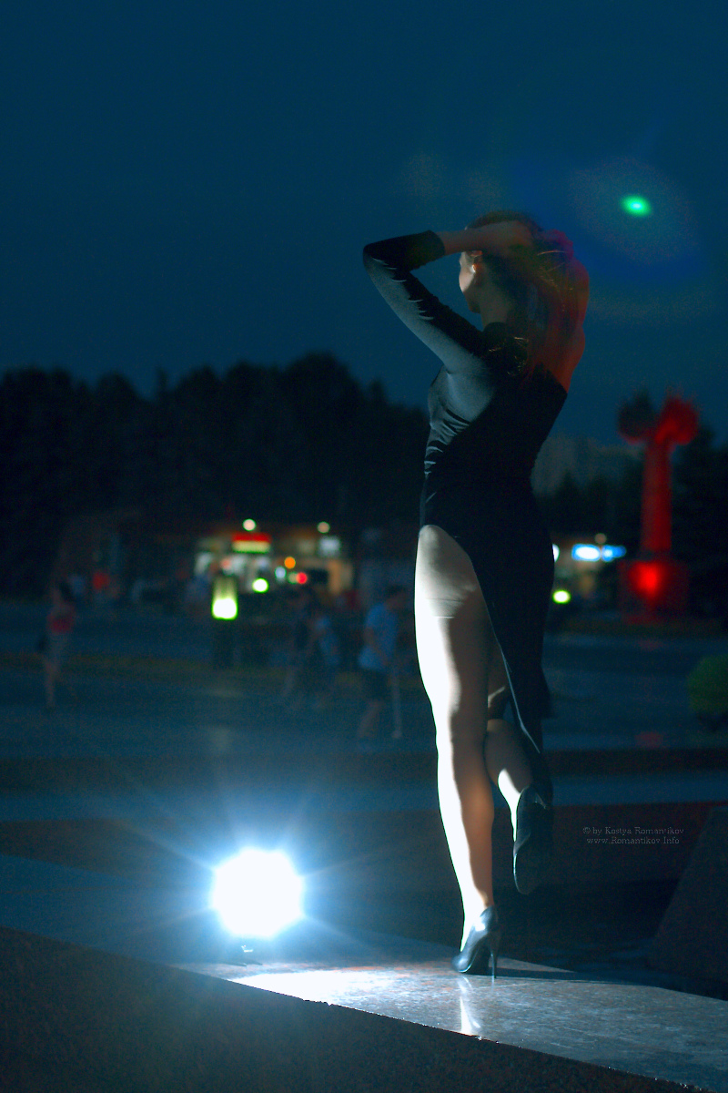 Moscow night fountain dancer