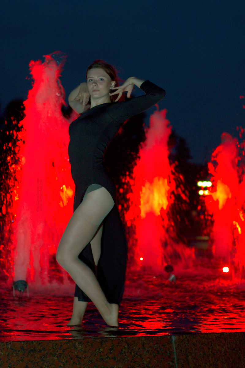 Moscow night fountain dancer