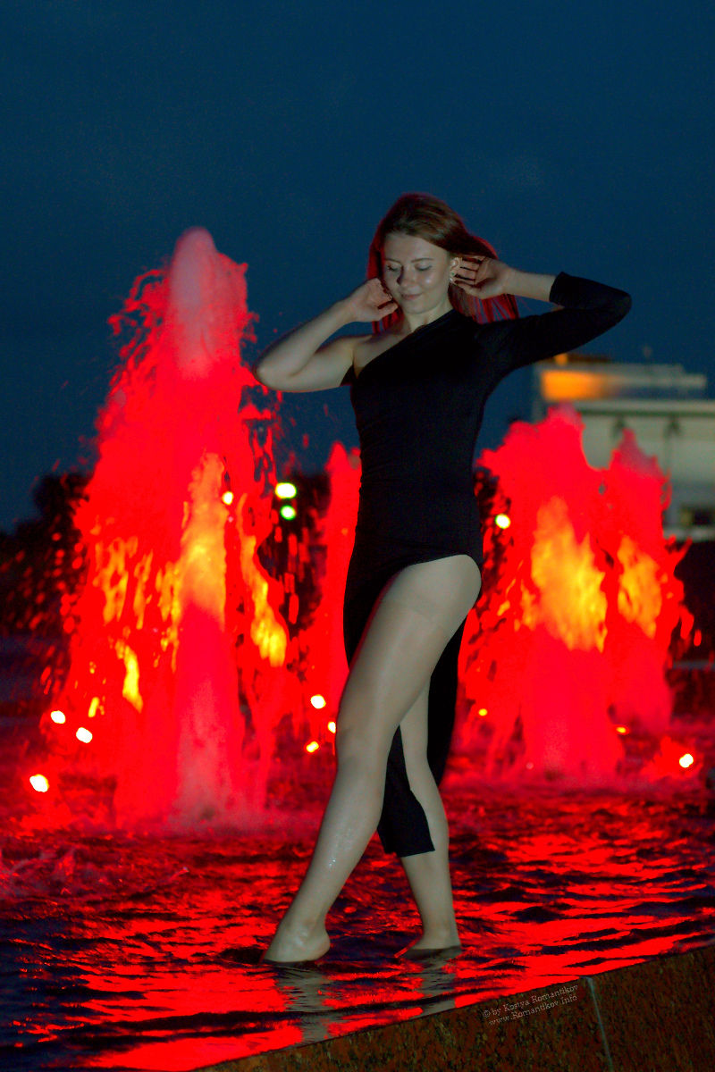 Moscow night fountain dancer