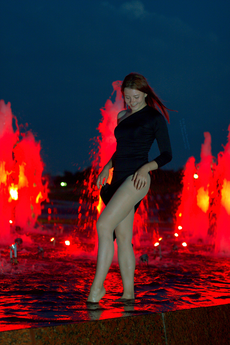 Moscow night fountain dancer