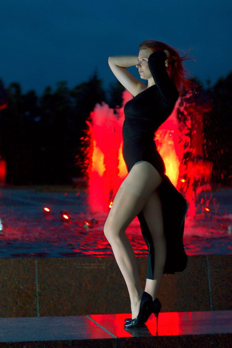 Moscow night fountain dancer