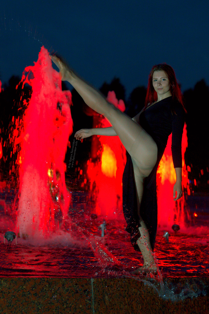 Moscow night fountain dancer